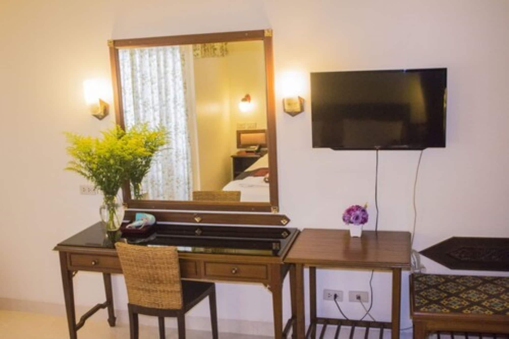 People Place Boutique In Town Hotel - Sha Extra Plus Чиангмай Экстерьер фото